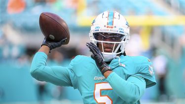 ARCHIVO - Foto del 8 de enero del 2023, el quarterback de los Dolphins de Miami Teddy Bridgewater lanza en un juego ante los Jets de Nueva York. El lunes 7 de agosto del 2023, Bridgewater firma como suplente con los Lions de Detroit. (AP Foto/Doug Murray, Archivo)