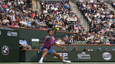 Carlos Alcaraz devuelve ante Jannik Sinner en las semifinales del Abierto de Indian Wells, el sábado 16 de marzo de 2024. (AP Foto/Mark J. Terrill)