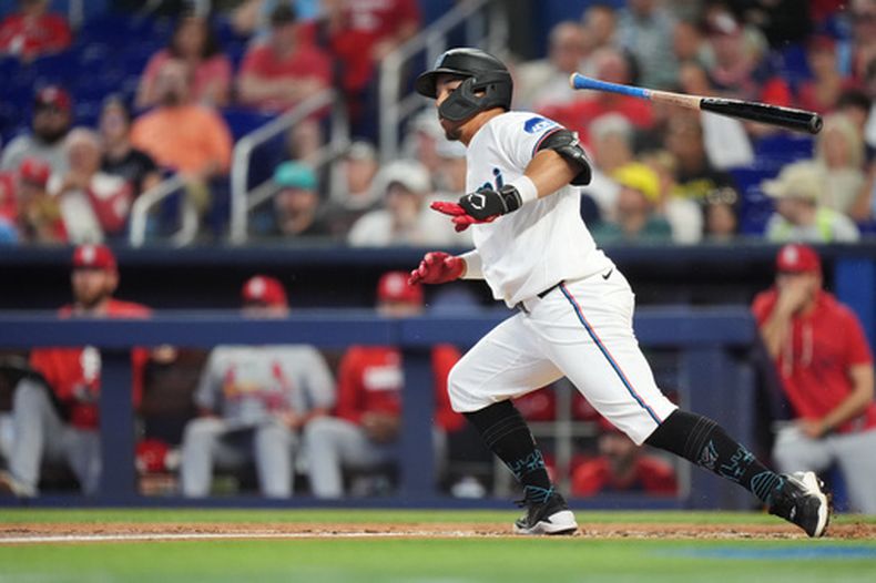 El dominicano Heriberto Hernández, de los Marlins de Miami, corre tras conectar un rodado ante los Cardenales de San Luis, el miércoles 22 de abril de 2026 (AP Foto/Rebecca Blackwell)