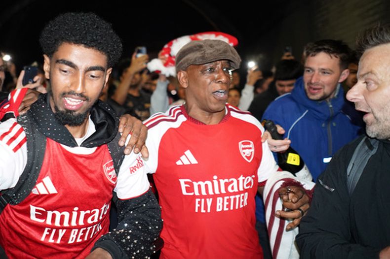 El exjugador del Arsenal Ian Wright arriba afuera del Emirates Stadium para celebrar con los aficionados el título de la Liga Premier el martes 19 de mayo del 2026. (AP Foto/Alberto Pezzali)