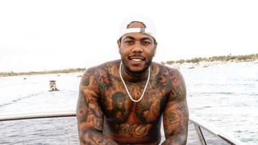 el pelotero cubano aroldis chapman exhibe sus lujos