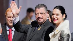 El presidente de Costa Rica, Rodrigo Chaves Robles, en el centro, llega al Congreso para asistir a la ceremonia de toma de posesión del nuevo presidente de Chile, José Antonio Kast, en Valparaíso, Chile, el miércoles 11 de marzo de 2026. (AP Foto/Gustavo Garello)