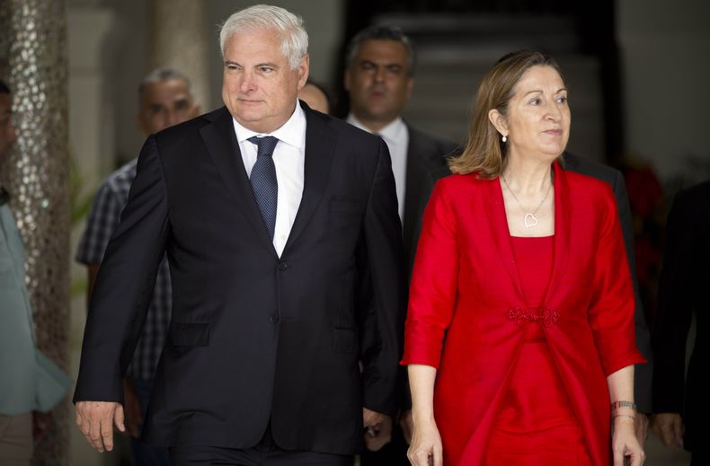 Presidente paname&ntilde;o Ricardo Martinelli, izquierda, y la ministra de Fomento de Espa&ntilde;a, Ana Pastor, hablan con la prensa en el palacio presidencial de Panam&aacute;, lunes 6 de enero de 2014. Pastor se encuentra en Panam&aacute; para ayudar a