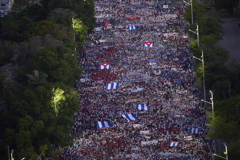 Cubanos marchan hacia la Plaza de la Revolución para conmemorar el Día del Trabajador en La Habana, el jueves 1 de mayo de 2025. (AP Foto/Ramón Espinosa)