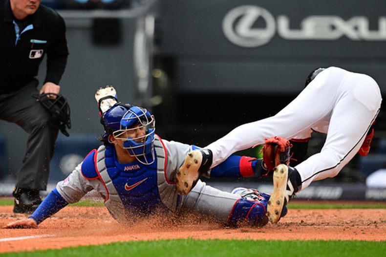 El panameño Miguel Amaya, receptor de los Cachorros de Chicago, pone fuera a CJ Kayfus, de los Guardianes de Cleveland, en el plato durante la sexta entrada de un juego de béisbol, el domingo 5 de abril de 2026, en Cleveland. (Foto AP/David Dermer)