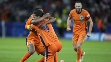 El holandés Virgil van Dijk celebra con sus compañeros tras el encuentro de cuartos de final de la Eurocopa ante Turquía el sábado 6 de julio del 2024. (AP Foto/Ariel Schalit)