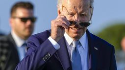El presidente estadounidense Joe Biden se pone las gafas de sol durante un evento de la cumbre del G7 en Borgo Egnazia, Italia, el jueves 13 de junio de 2024. (AP Foto/Luca Bruno)
