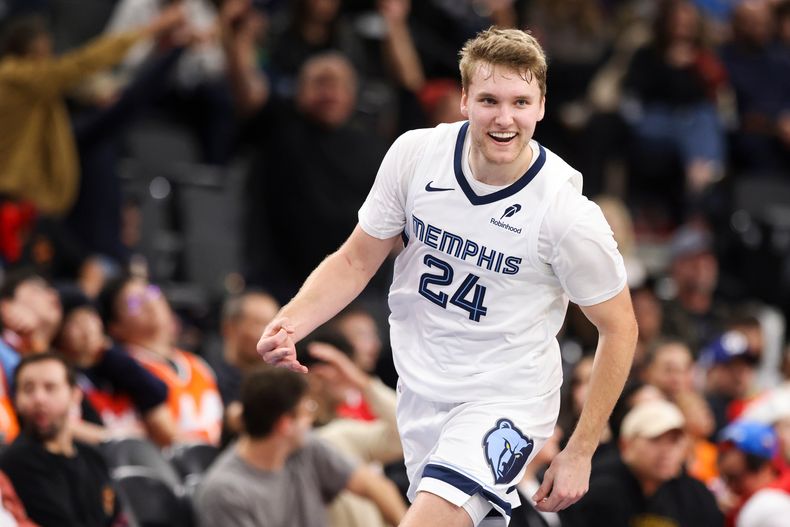 Cam Spencer, de los Grizzlies de Memphis, festeja tras atinar un triple en el duelo del viernes 28 de noviembre de 2025 ante los Clippers de Los Ángeles (AP Foto/Jessie Alcheh)