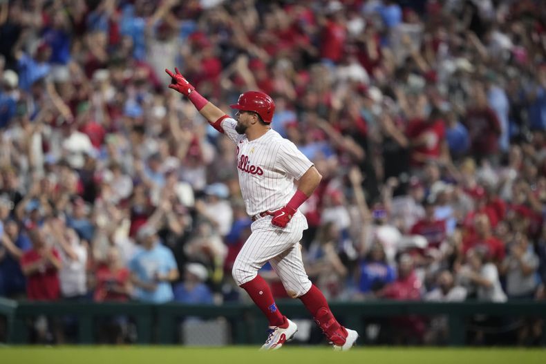 Kyle Schwarber, de los Filis de Filadelfia, festeja luego de batear un jonrón de tres carreras en el juego ante los Marlins de Miami, el sábado 9 de septiembre de 2023 (AP Foto/Matt Slocum)