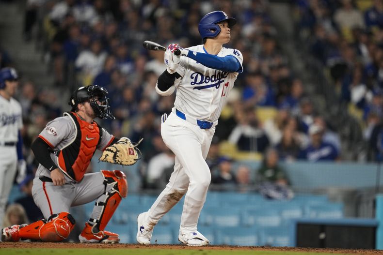 El japonés Shohei Ohtani, bateador designado de los Dodgers de Los Ángeles, conecta un jonrón en el encuentro ante los Gigantes de San Francisco, el miércoles 3 de abril de 2024 (AP Foto/Ashley Landis)