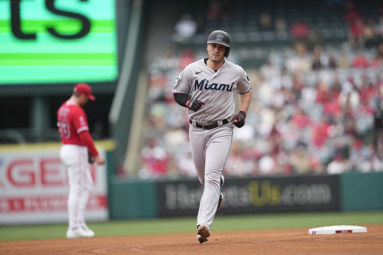 Nick Fortes de los Marlins de Miami recorre las bases tras conectar su jonrón solitario frente a los Ángelinos de Los Ángeles en la tercer entrada el domingo 28 de mayo del 2023. (AP Foto/Marcio Jose Sanchez)