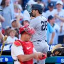 Austin Wells (derecha), de los Yankees de Nueva York, celebra su cuadrangular con Ryan McMahon (izquierda), mientras el receptor de los Filis de Filadelfia, J.T. Realmuto (centro), revisa su equipo durante la tercera entrada de un partido de béisbol, el sábado 25 de julio de 2026, en Filadelfia. (Foto AP/Chris Szagola)