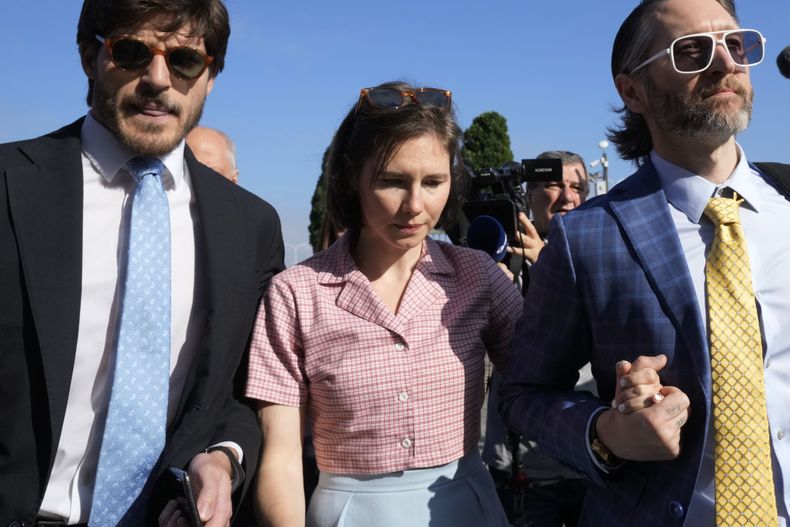 Amanda Knox llega al tribunal de Florencia, Italia, con su esposo Christopher Robinson, el 5 de junio del 2024. (AP foto/Antonio Calanni)