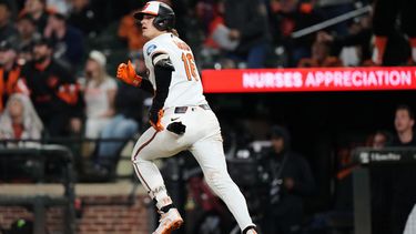 Coby Mayo, de los Orioles de Baltimore, corre las bases después de batear jonrón de tres carreras durante la séptima entrada del juego de béisbol de Grandes Ligas contra los Yankees de Nueva York, el lunes 11 de mayo de 2026, en Baltimore. (AP Foto/Stephanie Scarbrough)