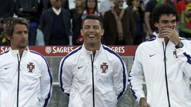 americateve | Cristiano Ronaldo, de Portugal, al centro, r&iacute;e con sus compa&ntilde;eros Fabio Coentrao, izquierda, y Pepe antes de un amistoso entre su selecci&oacute;n y la de Grecia en Oeiras, cerca de Lisboa, el s&aacute;bado 31 de mayo de 2014. Ronaldo presen