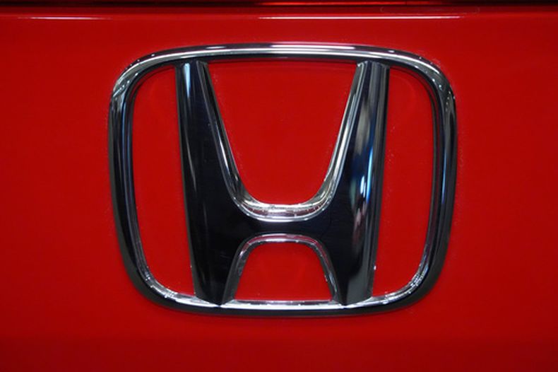 El logo de Honda en un vehículo de esa marca, en una exposición en Pittsburgh, el 14 de febrero del 2025. (AP foto/Gene J. Puskar)