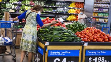 ARCHIVO – Varias personas adquieren mercancías en un Walmart Superstore de Secaucus, Nueva Jersey, el 11 de julio de 2024. (AP Foto/Eduardo Munoz Alvarez, Archivo)