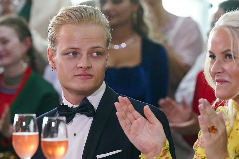 ARCHIVO - Marius Borg Hoiby, izquierda, en un evento en compañía de su madre, la princesa heredera de Noruega, Mette-Marit, en Oslo, 16 de junio de 2022. (Lise Aserud/NTB vía AP, archivo)