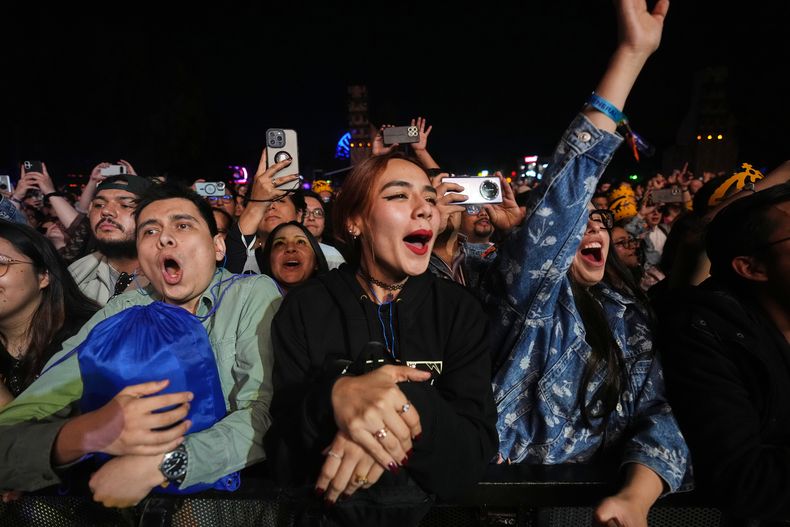 Fans de la banda estadounidense Cannons reaccionan durante el festival Corona Capital en la Ciudad de México, el sábado 15 de noviembre de 2025. (Foto AP/Claudia Rosel)