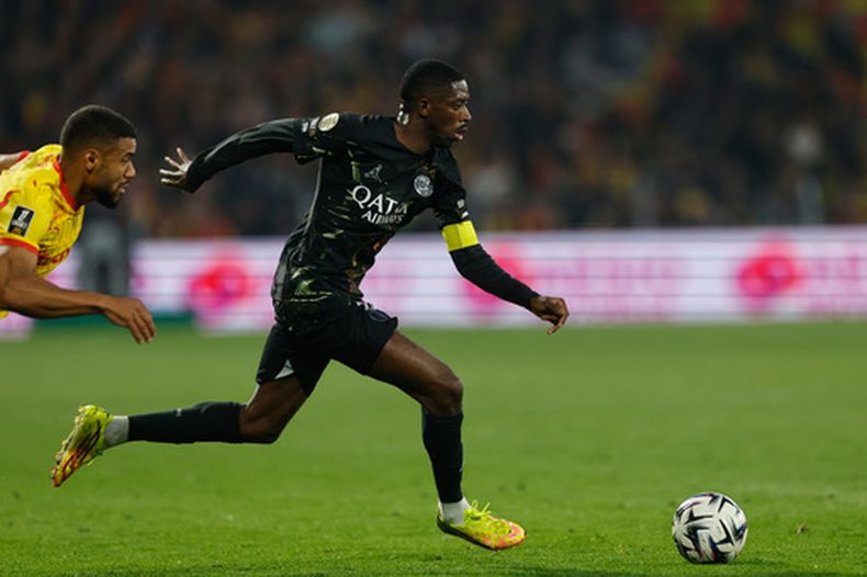Ousmane Dembélé del Paris Saint-Germain avanza con el balón durante el partido de la liga francesa contra Lens, el miércoles 13 de mayo de 2026, en Lens. (AP Foto/Jean-Francois Badias)