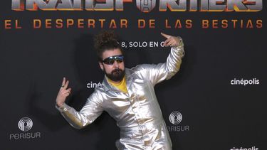 El actor mexicano e influencer Javier Ibarreche, del elenco de voces en español de Transformers: Rise of the Beasts posa a su llegada a la alfombra roja de la película en la Ciudad de México el 30 de mayo de 2023. (Foto AP/Berenice Bautista)