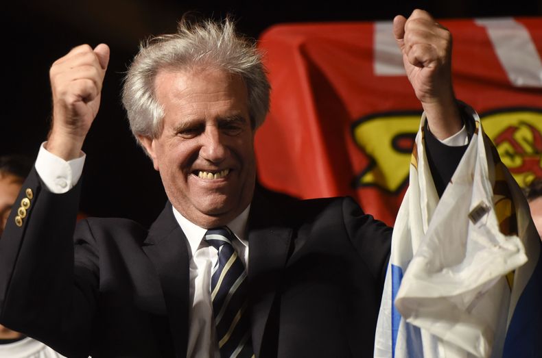 El presidente electo de Uruguay Tabar&eacute; V&aacute;zquez celebra en Montevideo, el 30 de noviembre de 2014, tras conocer los resultados de la jornada electoral. (Foto AP