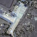 Esta imagen satelital del viernes 12 de enero de 2024 suministrada por Maxar Technologies muestra refugios destruidos en el aeropuerto de Al Hudaydah, en Yemen. (Maxar Technologies vía AP)