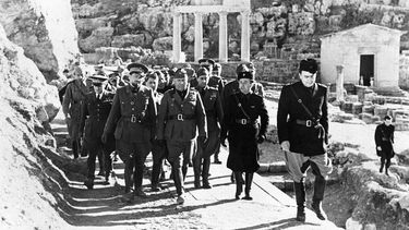 ARCHIVO - El dictador italiano Benito Mussolini, al centro, y el mariscal Italo Balbo, gobernador de Libia, izquierda, inspeccionan las excavaciones de los restos históricos en Cirene, el 16 de marzo de 1937, en Libia. (AP Foto, archivo)