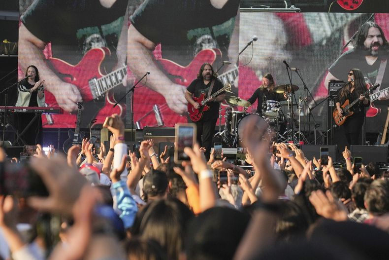 La banda The Magic Numbers durante su concierto en el Corona Capital en la Ciudad de México el domingo 17 de noviembre de 2024. (Foto AP/Eduardo Verdugo)
