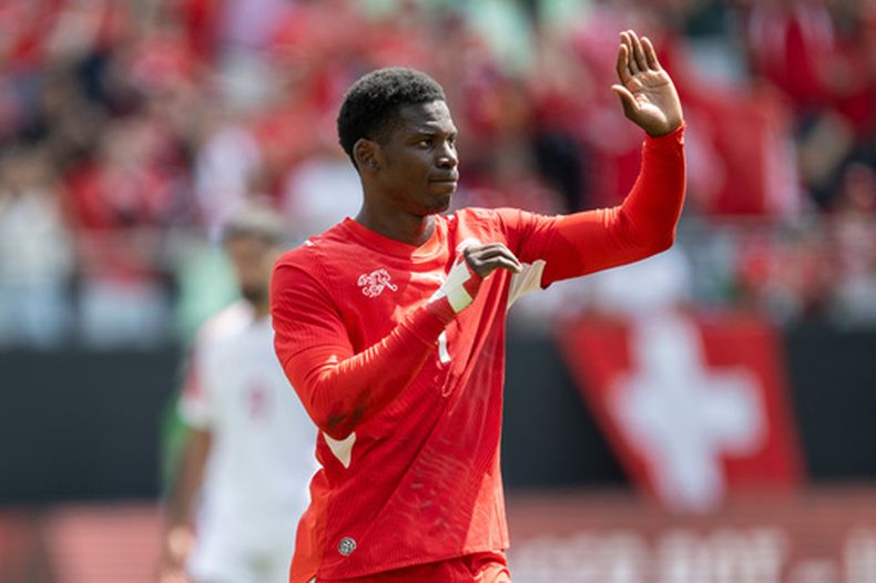 Breel Embolo, de Suiza, celebra tras anotar un gol durante el partido de fútbol amistoso internacional entre Suiza y Jordania en San Galo, Suiza, el domingo 31 de mayo de 2026. (Gian Ehrenzeller/Keystone vía AP)