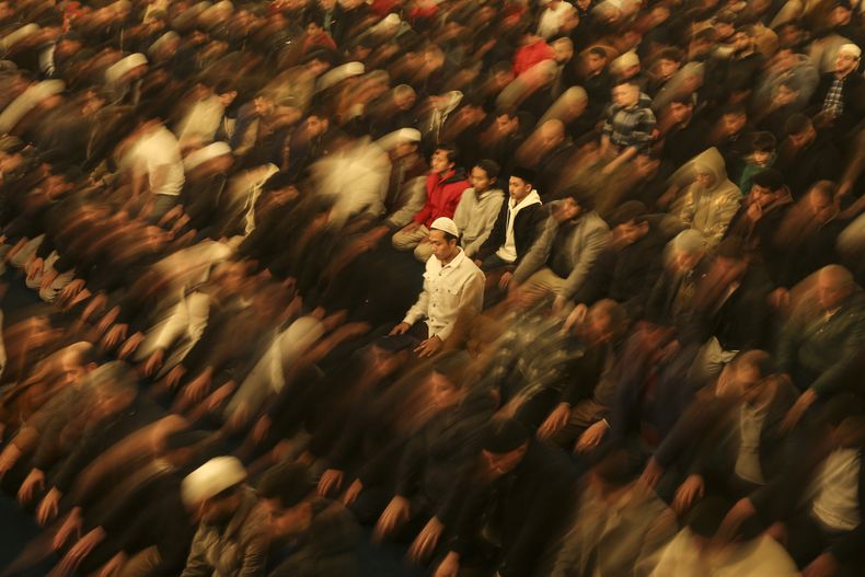 Musulmanes rezan en el primer día de Ramadán en la mezquita Hagia Sophia en Estambul, Turquía, el 22 de marzo del 2023. (AP foto/Emrah Gurel)