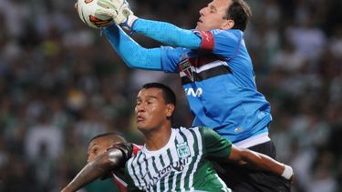 americateve | Rogerio Ceni, arquero del Sao Paulo de Brasil, ataja un bal&oacute;n, encima de Diego Peralta, del Atl&eacute;tico Nacional de Colombia, durante un partido de la Copa Sudamericana, realizado el mi&eacute;rcoles 6 de noviembre de 2013 en Medell&iacute;n (A