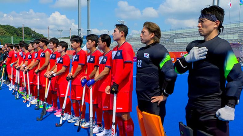 En esta imagen, tomada de un video, integrantes del equipo masculino de hockey de Corea del Sur reacciona mientras escuchan el himno de Corea del Norte por error antes de enfrentarse a Bangladesh en los Juegos Asiáticos, en Kakamigahara, en la prefectura japonesa de Gifu, el 18 de septiembre de 2026. (OCA/SNTV vía AP)