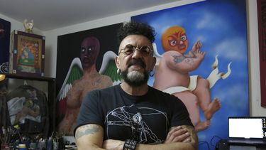 El músico y artista mexicano Sergio Arau posa para un retrato en la Ciudad de México el 17 de mayo de 2023. Arau lanzó su álbum Tocada y Fuga. (Foto AP/Berenice Bautista)