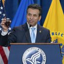El comisionado de la Administración de Alimentos y Medicamentos (FDA, por sus siglas en inglés) Marty Makary habla en una conferencia de prensa sobre la intención de abandonar paulatinamente el uso de tintes sintéticos a base de petróleo en el suministro de alimentos de la nación en el auditorio del edificio Hubert Humphrey en Washington, el martes 22 de abril de 2025. (AP Foto/Jose Luis Magana)