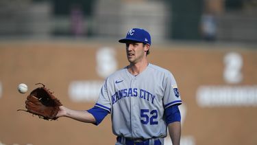 Daniel Lynch, abridor de los Reales de Kansas City, atrapa una pelota durante el encuentro del martes 20 de junio de 2023, ante los Tigres de Detroit (AP Foto/Carlos Osorio)