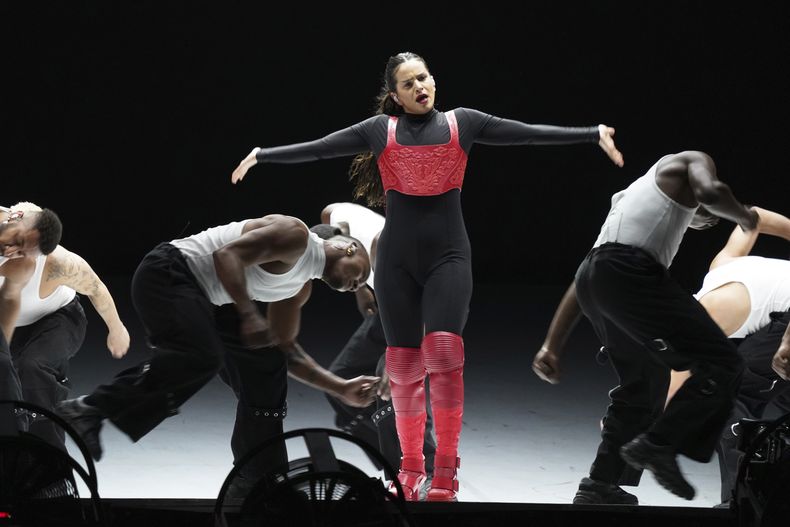 La cantautora española Rosalía durante el concierto gratuito de su Motomami World Tour en el Zócalo de la Ciudad de México el 28 de abril de 2023. (Foto AP/Marco Ugarte)