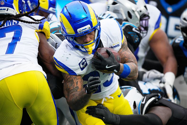 Kyren Williams, running back de los Rams de Los Ángeles, anota contra los Panthers de Carolina durante la segunda mitad de un juego de fútbol americano de la NFL, el domingo 30 de noviembre de 2025, en Charlotte, Carolina del Norte. (AP Photo/Jacob Kupferman)