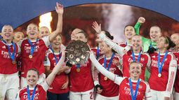 ARCHIVO - Foto del primero de febrero del 2026, las capitanas del Arsenal Kin Little yLeah Williamson alzan el trofeo de la Copa de Campeones femenina al vencer al Corinthians. (AP Foto/Alastair Grant, Archivo)