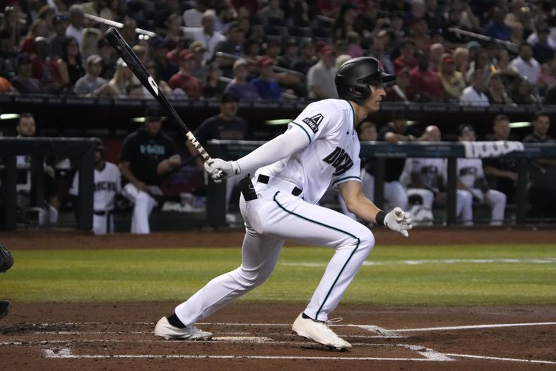 Dominic Canzone, de los Diamondbacks de Arizona, batea en la segunda entrada del partido ante los Piratas de Pittsburgh, el sábado 8 de julio de 2023, en Phoenix. (AP Foto/Rick Scuteri)
