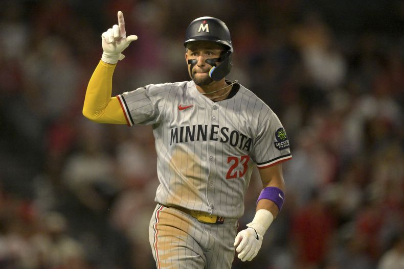 Royce Lewis, de los Mellizos de Minnesota, reacciona después de batear cuadrangular de dos carreras durante la quinta entrada del juego de béisbol de Grandes Ligas contra los Angelinos de Los Ángeles, el lunes 8 de septiembre de 2025, en Anaheim, California. (AP Foto/Jayne Kamin-Oncea)