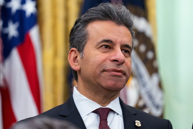 El doctor Marty Makary, director de la Administración de Alimentos y Medicamentos, en la Oficina Oval en la Casa Blanca en Washington, el 23 de abril del 2026. (AP foto/Mark Schiefelbein)
