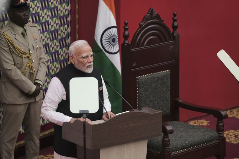 El primer ministro indio Narendra Modi habla en el parlamento de Ghana en Accra el 2 de junio del 2025. (AP foto/Reuben Ekow Quansah)