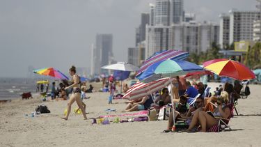ARCHIVO - Personas sentadas en la playa Hollywood Beach, el 2 de julio de 2020, en Hollywood, Florida. (AP Foto/Lynne Sladky, Archivo)