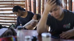 ARCHIVO - Gabriela Villanueva, una migrante venezolana, sostiene a su hija en brazos en Chepo, Panamá, el 22 de febrero de 2025, durante su viaje desde el sur de México a Puerto de Cartí, en la costa caribeña de Panamá, donde tratará de tomar un barco a Colombia, su última parada antes de regresar a Venezuela. (AP Foto/Matias Delacroix, archivo)