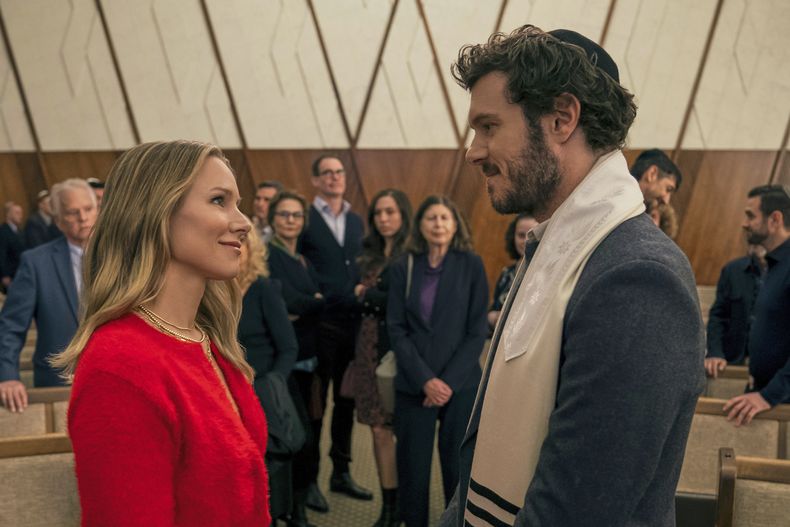 Esta imagen publicada por Netflix muestra a Kristen Bell, a la izquierda, y Adam Brody en una escena de Nobody Wants This. (Stefania Rosini/Netflix via AP)