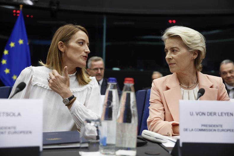 La presidenta del Parlamento Europeo, Roberta Metsola (izquierda), y la presidenta de la Comisión Europea, Ursula von der Leyen (derecha), hablan antes del inicio de una sesión en el Parlamento Europeo, el 17 de septiembre de 2024, en Estrasburgo, Francia. (AP Foto/Jean-Francois Badias)