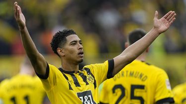 Jude Bellingham celebra tras anotar el sexto gol del Borussia Dortmund ante Wolfsburgo en el partido de la Bundesliga, el domingo 7 de mayo de 2023. (AP Foto/Martin Meissner)
