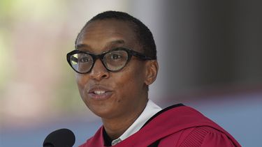 ARCHIVO - La decano de la Facultad de Artes y Ciencias de la Universidad de Harvard, Claudine Gay, pronuncia un discurso durante una ceremonia, el 25 de mayo de 2023, en el campus de la universidad en Cambridge, Massachusetts. (AP Foto/Steven Senne, Archivo)