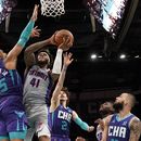 Olynyk define por Pistons sobre Hornets en tiempo extra